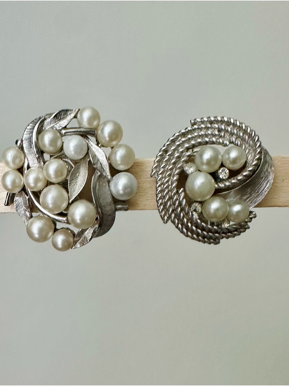 Vintage CROWN TRIFARI Mismatched Faux Pearl & Stone 1” Clip-On Earrings - Picture 3 of 8